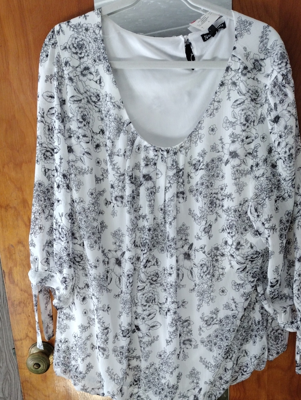 Black & White Floral Scoop Neck Women’s Top